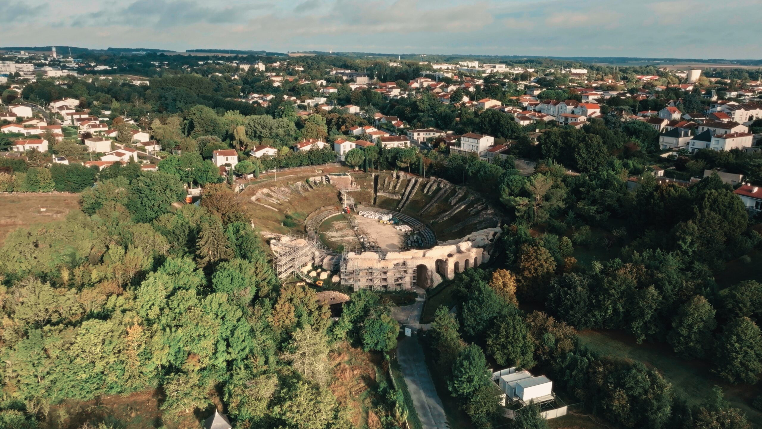 captation aérienne au dessus de l'amphithéâtre de Saintes
