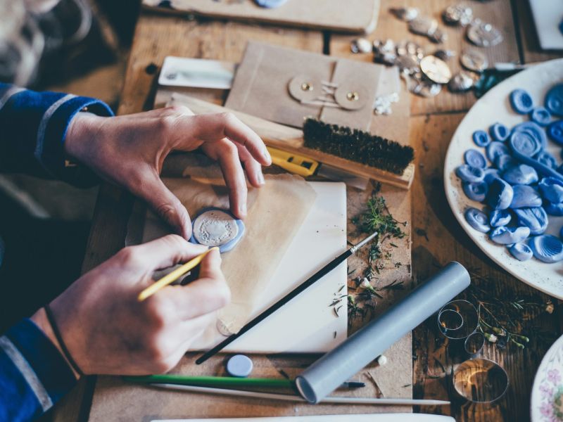 captation lifestyle d'un artisan en train de travailler