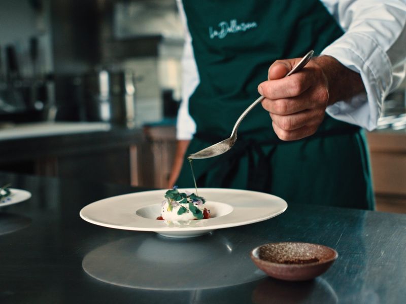 captation d'un chef préparant méticuleusement le dressage de son assiette